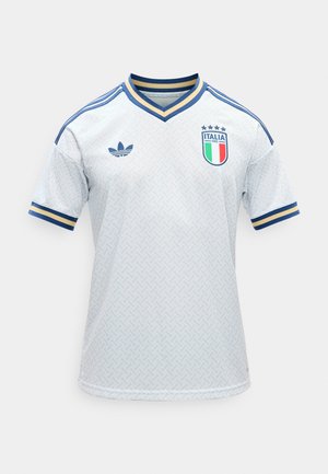 Valge Itaalia jalgpallimängija särk sinise ja kuldse triibulise krae ning mansettidega, Adidas'i logo paremal rinnal ja Itaalia embleem vasakul rinnal.