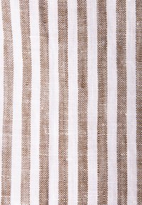 Tissu blanc avec des rayures verticales marron uniformément espacées et une texture tissée visible.