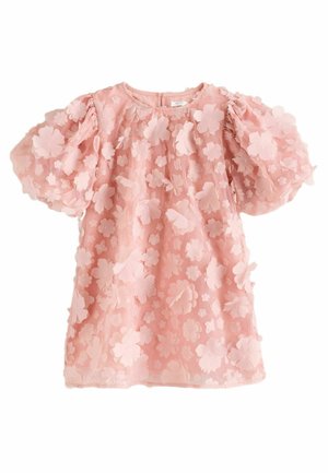 Vestido rosa pálido con mangas abullonadas, adornado con apliques florales en capas y un escote redondo. Cierre de cremallera en la parte posterior. Tejido ligero y traslúcido.