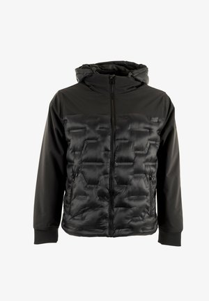 Chaqueta negra con cremallera, que presenta un frente acolchado con un patrón hexagonal, mangas lisas y capucha. Está hecha de un material suave y resistente al agua.