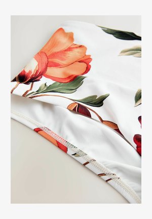 Material floral cu flori mari roșii și portocalii și frunze verzi pe un fundal alb; textură netedă cu margini finisate.