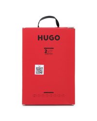 Κόκκινο κουτί συσκευασίας με μαύρη λαβή, με ετικέτα "HUGO", που περιέχει 2 βαμβακερά ελαστικά μποξεράκια/σορτς για αγόρια σε διάφορα μεγέθη.