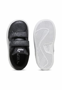 Baskets noires pailletées avec semelles blanches, dotées d'une sangle Velcro et d'un dessus texturé, avec le logo PUMA sur la languette et la semelle.