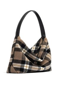 Borsa a mano in morbido tessuto con motivo a quadri beige, nero e bianco, caratterizzata da una tracolla in pelle nera e chiusura con zip.