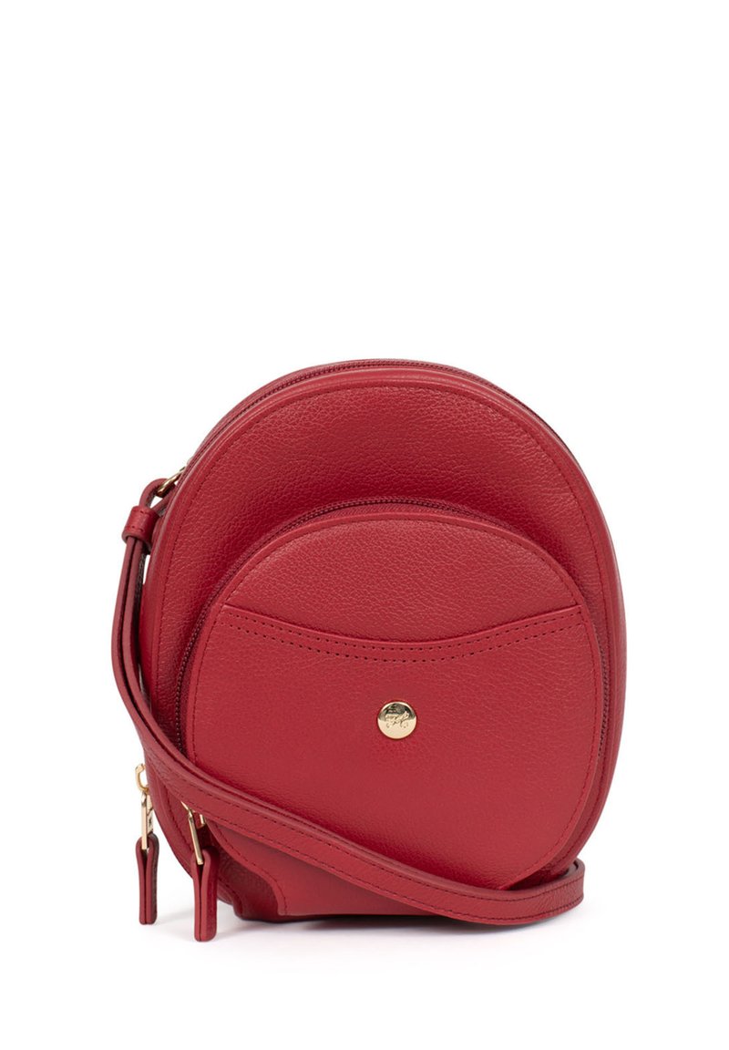 Borsa a tracolla rossa in pelle con forma arrotondata, chiusura zip, tasca frontale e dettagli in metallo dorato. Texture liscia e design minimal.