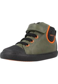 Baskets montantes vertes et noires avec semelle en caoutchouc, dotées d'accents orange, fabriquées à partir de matériaux en tissu et en cuir, à bout rond, avec lacets et une sangle en Velcro.