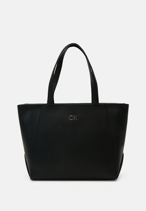 Calvin Klein DAILY MEDIUM PEBBLE - Torebka - black