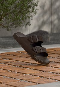 Sélectionné, dark brown