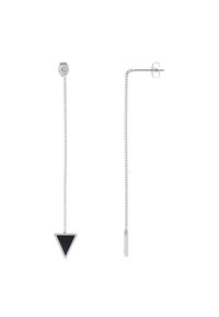 Elegante silberne Ohrringe mit einer langen Kette, an einem Ende mit einem dreieckigen schwarzen Steinanhänger und am anderen Ende mit einem geraden silbernen Balken.