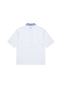Polo blanc à manches courtes avec un col à carreaux bleus et un petit logo PXP sous le col dans le dos.