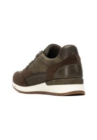 Zapatillas de ante marrón con un talón de cuero ligeramente texturizado. Presentan una entresuela blanca, costuras tonales y un diseño casual.