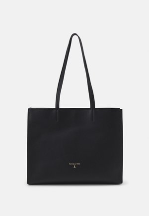 Czarna prostokątna torba na ramię ze skóry z długimi uchwytami i małym złotym logo "Patrizia Pepe" umieszczonym na środku blisko dołu.