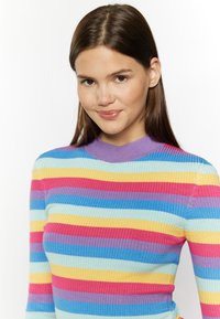 Maglione a coste multicolore con strisce orizzontali nei toni di rosa, viola, giallo e blu, dal design aderente e con colletto alto.