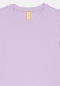 Ljuslila ribbad t-shirt med rund halsringning och en gul etikett som visar "FRIBOO." Tygtexturen är mjuk och elastisk.