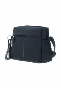 Borsa a tracolla in tessuto nero con pois blu, chiusura con zip, tracolla regolabile e dettaglio logo sul lato. Forma strutturata.