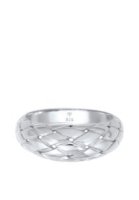 Sølvring med et vævet design, der har en glat, reflekterende overflade og et stempel, der angiver 925 sterling sølv.