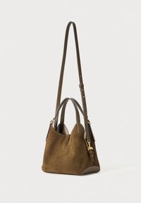 Sac à main en suede marron avec doubles poignées supérieures et une bandoulière réglable. Présente une texture douce et des accents en métal doré.