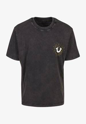 Juodas medvilninis marškinėlis su apvaliu kaklu, trumpomis rankovėmis ir maža grafika su geltonais akcentais kairėje krūtinės pusėje. Audinys su tekstūrine apdaila.