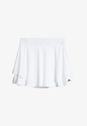 Weißer Sportrock mit geschichtetem Design, elastischem Bund und schwarzem Logoakzent am linken Saum. Glattes, leichtes Material.