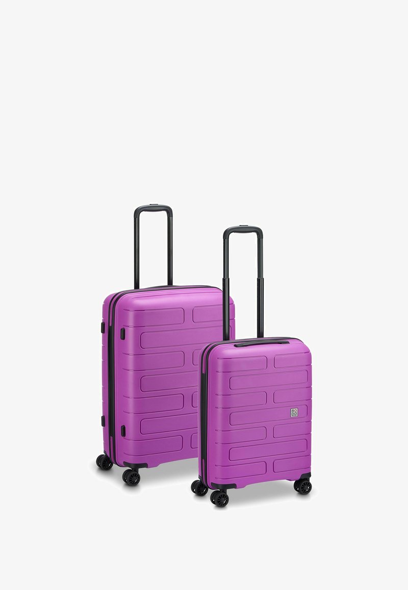 Dos maletas duras de color púrpura con superficie texturizada, manijas retráctiles negras y cuatro ruedas. La maleta más grande está detrás de la más pequeña.