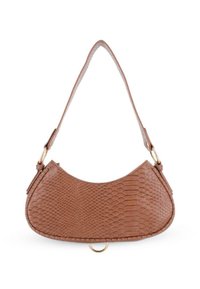 Bolso de hombro de cuero marrón con textura de piel de serpiente, forma de media luna, correa ajustable y un pequeño detalle en forma de anillo dorado en el centro inferior.