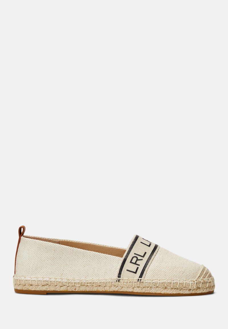 Espadrille de lienzo con parte superior beige, que presenta una banda de logo negra y una suela de cuerda de yute. El diseño incluye un pequeño bucle trasero para facilitar su uso.