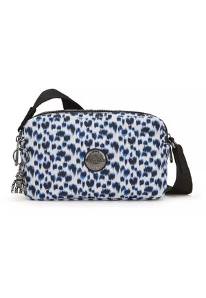Borsa di stoffa rettangolare con motivo astratto blu e bianco, chiusura con zip, tracolla rimovibile e accento con logo in metallo con charm.