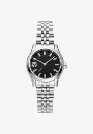Zilverkleurig roestvrijstalen DKNY polshorloge met zwarte wijzerplaat, zilveren uurmarkeringen en diamanten accenten op de posities 12, 3, 6 en 9 uur.