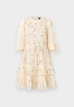 Besticktes Kleid aus zartem beigen, durchscheinendem Stoff mit floralen Mustern, geschichteten Rüschen und puffärmel. Kordelzug in der Taille zur Anpassung der Passform.