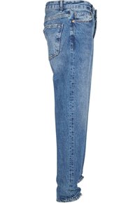 Lysblå denim jeans med lige pasform, fem lommer, knap- og lynlåslukning, synlig syning og en let falmet tekstur.
