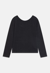 Zwarte langshirt met een ronde hals, gemaakt van zachte stof. Heeft een reguliere pasvorm en gestikte naden bij de mouwen en onderkant.