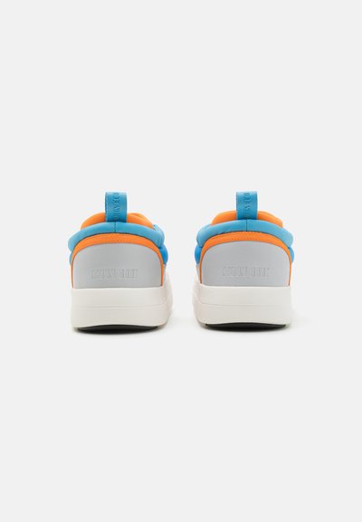 Blå og oransje sneakers med en myk overdel, fremtredende hæltab, polstret krage og en hvit såle. Har "MOON BOOT" logo bak.