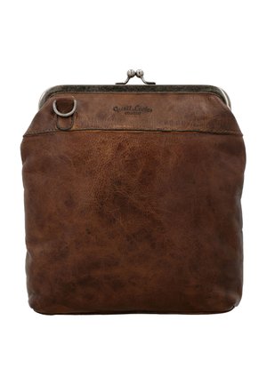 Braune, abgenutzte Leder-Geldbörse mit Metall-Kussverschluss und kleinem Metallring in der oberen linken Ecke.