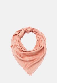 Foulard en soie couleur pêche, de forme triangulaire, présentant des motifs circulaires subtils, avec des bords effilochés et un détail noué au sommet.