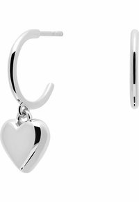Orecchini a cerchio in argento con un pendente a forma di cuore lucido. Il design presenta una texture liscia e una forma curva, con una chiusura semplice e sicura.