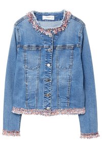 Chaqueta de mezclilla con bordes desgastados, de color azul, y un cuello texturizado y deshilachado de colores. Presenta cierre de botones y dos bolsillos en el pecho.