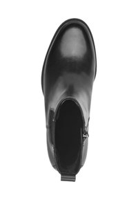 Černá kožená kotníková bota s hladkým povrchem, kulatou špičkou, bočním zipem a poutkem vzadu. Jednoduchý, elegantní design.