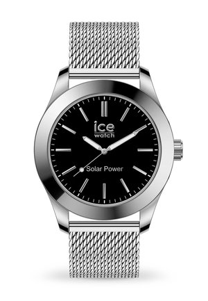 Montre solaire élégante en argent avec un cadran noir. Elle est dotée d'un bracelet en maille, de marqueurs minimalistes et d'un logo de marque bien en vue. Design de boîtier rond.