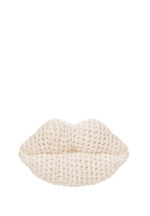 Lipsy o fakturze szydełkowane z przędzy w kolorze kremowym, z wyraźnie zaznaczonymi górnymi i dolnymi konturami, na białym tle.