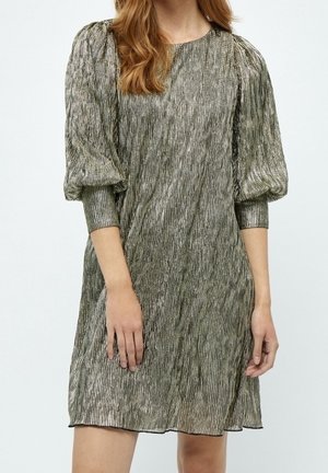 Abito a lunghezza ginocchio, con strisce metalliche oro e argento, maniche a sbuffo e scollo rotondo, caratterizzato da un tessuto texturizzato e una vestibilità comoda.