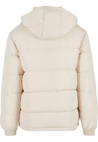 Beige pufferjakke med hætte, vandrette syninger og elastiske manchetter. Stoffet har en glat, skinnende overflade.
