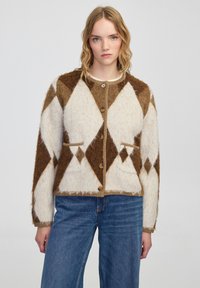 Braune und cremefarbene argylegemusterte Strickjacke mit weicher Textur, rundem Ausschnitt, vorderen Knöpfen und zwei kleinen Taschen.