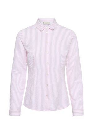 Chemise à manches longues à boutons, de couleur rose clair avec des rayures verticales blanches, dotée d'un col classique et de poignets avec des détails rayés assortis.