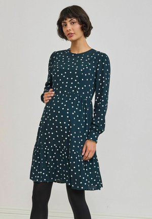 Seraphine, MATERNITY POLKA DOT & NURSING TIERED MINI DRESS - Vestido informal - green