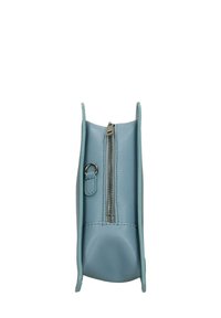 Portafoglio azzurro chiaro con cerniera, realizzato in materiale testurizzato. Presenta una cerniera argento con una linguetta e un attacco ad anello sul lato.