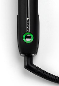 Schwarzes Haarglätter mit glanzvoller Oberfläche, ausgestattet mit einem grünen Netzschalter, LED-Anzeigen und einem strukturierten, spiralförmigen Kabel.