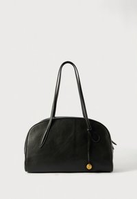 Mustast nahast käekott ümarate vormidega, kahe käepidemega ja kuldse ringikujulise detailiga. Sile tekstuur ja minimalistlik disain.