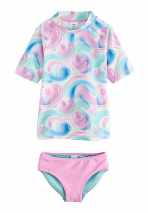 Pigernes todelte badedragtssæt med kortærmet top med pastelfarvede swirl-mønstre og hjerter, kombineret med ensfarvede lyserøde bikiniunderdele.