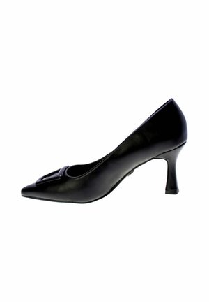 Scarpa nera in pelle con tacco alto, punta affusolata e una fibbia decorativa sul davanti, caratterizzata da un tacco sottile e curvo.