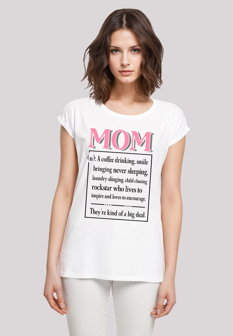 Weißes T-Shirt mit kurzen Ärmeln und einem Design in pink und schwarz, das "MOM" mit spielerischen Beschreibungen definiert. Weicher Stoff, lockere Passform, runder Halsausschnitt.